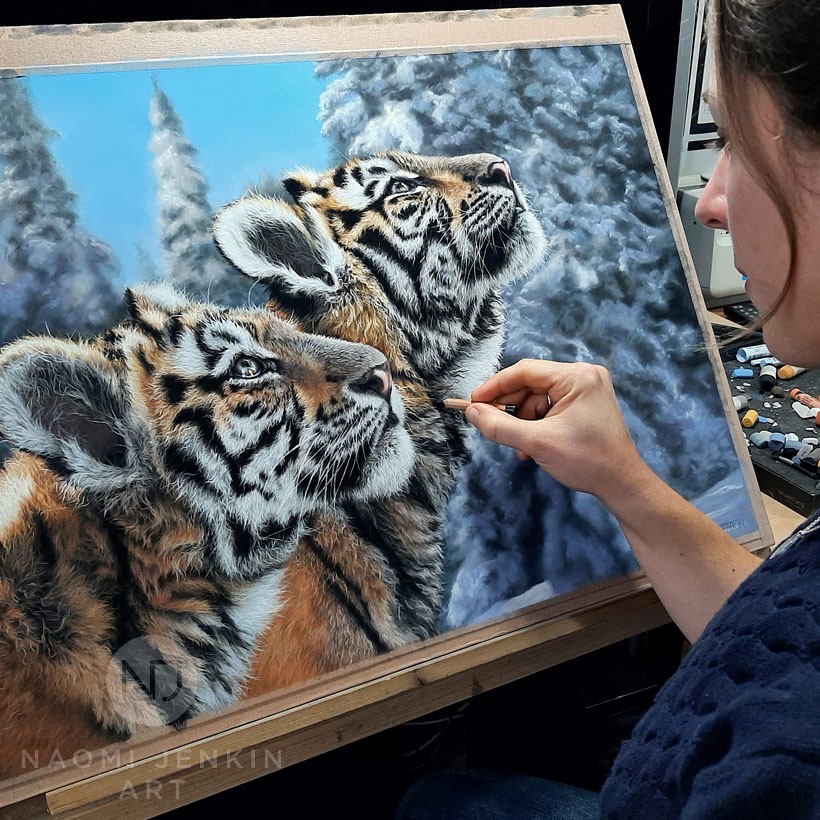 Wildlife artist Naomi Jenkin creating her tiger painting 