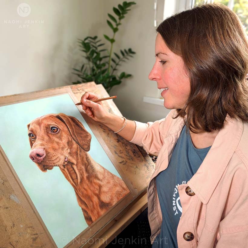 Naomi drawing dog portrait of "Nutmeg", the Hungarian vizsla Naomi Jenkin pet portrait artist